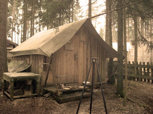 Holzhütte mit Plane abgedeckt
