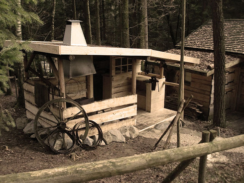 kleines, selbstgebautes Holzhaus mit Kamin