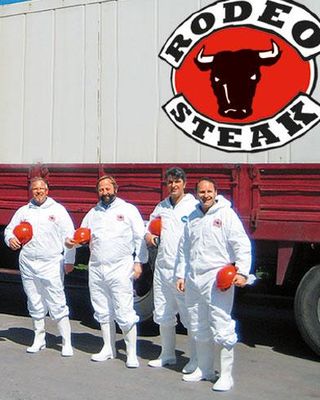 Vier Männer vor Rodeo Steak LKW
