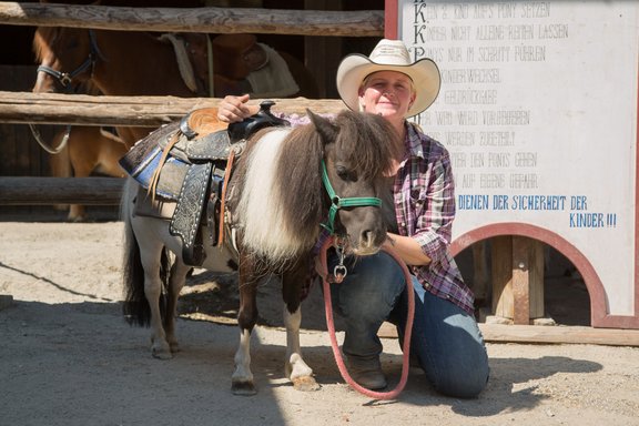 Frau mit Poney