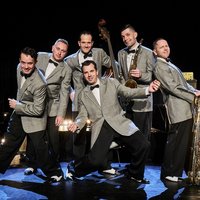 Sechs Männer mit grauen Anzügen und Musikinstrumenten