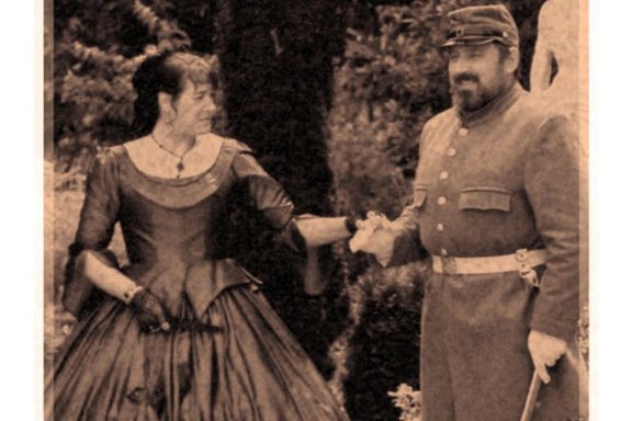 zwei Personen in Kleidung aus dem 19. Jahrhundert