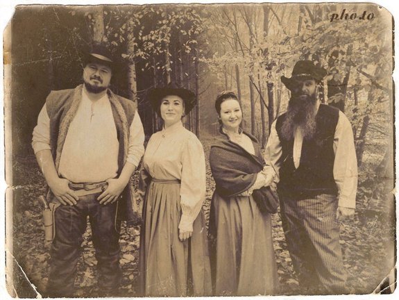 vier Personen in historischer Kleidung aus 1850