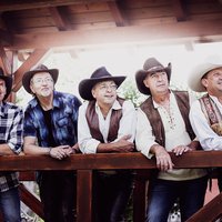 Fünf Männer in Cowboykleidung