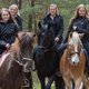 Reiter auf Pferden im bayerischen Wald