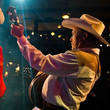 Zwei Männer mit Cowboyhüten spielen auf einer Bühne