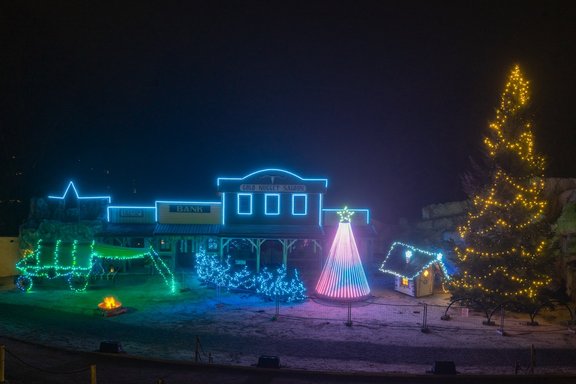 Häuser der Westernstadt leuchten in Neonlichtern