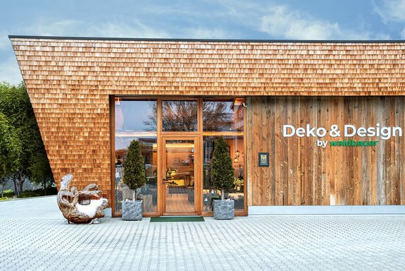 Geschäft mit Holzfassade von Deko & Design by Waldbauer