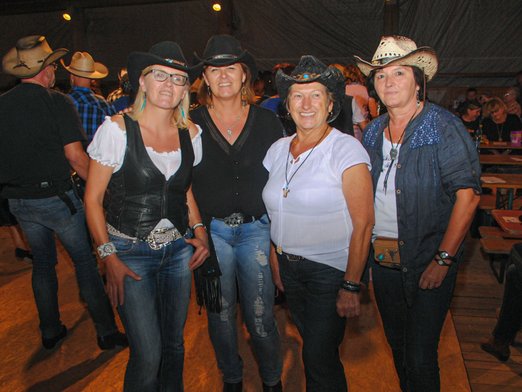 Vier Frauen in Westernkleidung