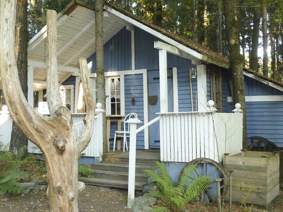 blau weißes Holzhaus mit Veranda