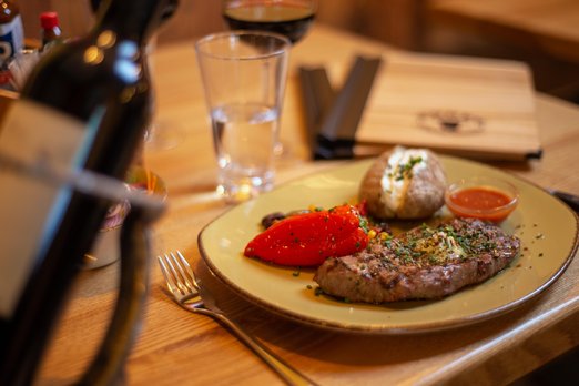 Gericht mit Steak, Kartoffel und Paprika