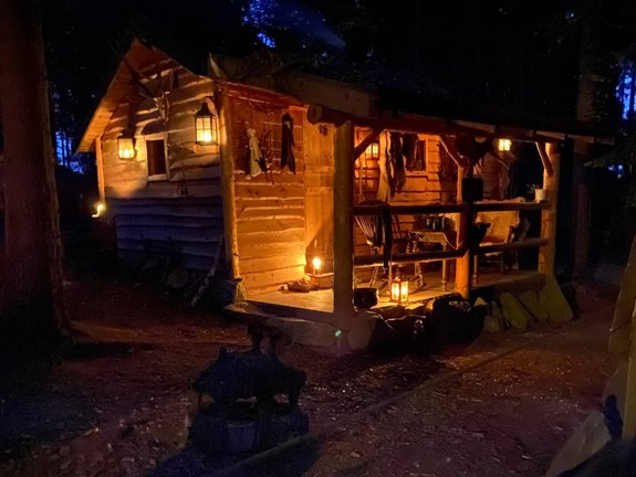 Mit Laternen beleuchtete Hütte bei Nacht