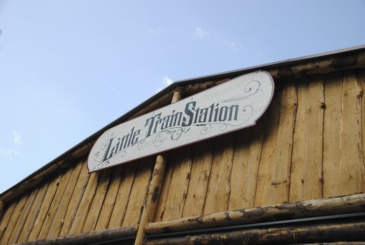 Holzgiebel mit Schild "Little Train Station"