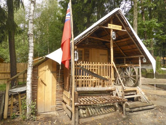 Holzhütte mit roter Flagge