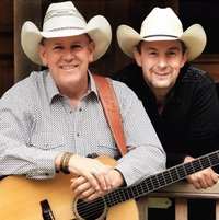 Zwei Männer mit Cowboyhüten und Gitarre