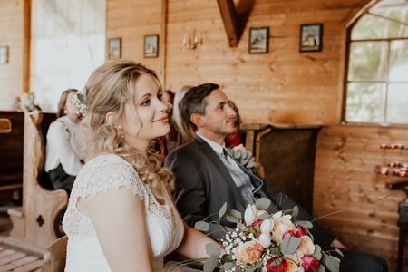 Braut und Bräutigam sitzen in einer Kirche