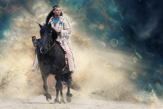 Karl-May-Spiele 2023: Indianer Winnetou reitet auf schwarzem Pferd 