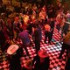 Menschen tanzen auf einer Tanzfläche
