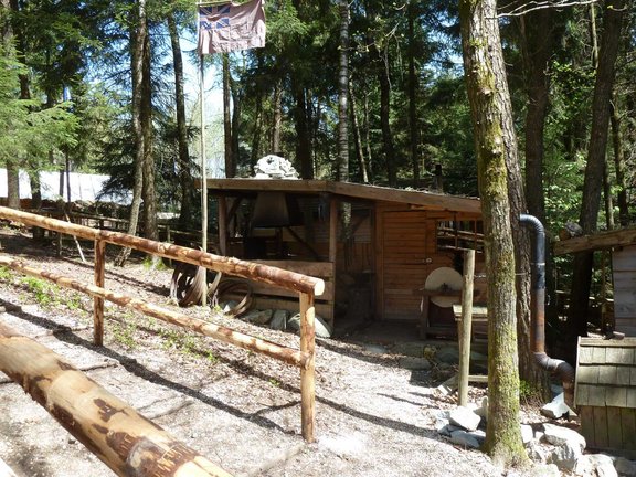 Holzhütte mit Fahnenmast