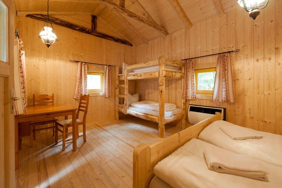 Blockhütte mit Doppelbett und Stockbett