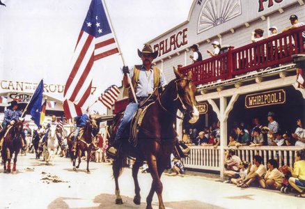 Mann reitet auf Pferd mit amerikanischer Fahne
