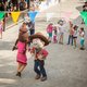 Pullman City Maskottchen tanzen auf der Main Street