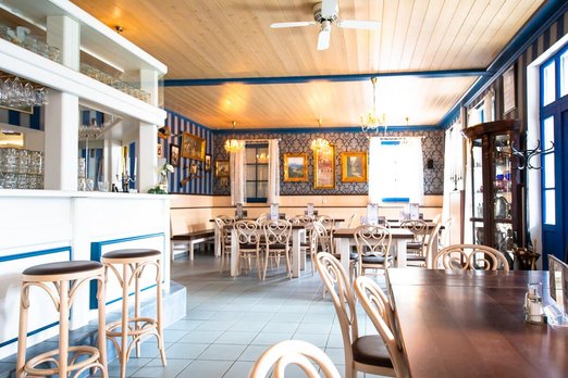 Restaurant mit Bar im blau-weißen Stil gehalten