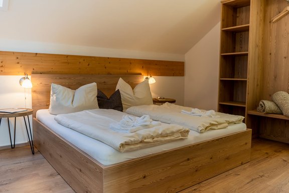Schlafzimmer mit Doppelbett und Schrank