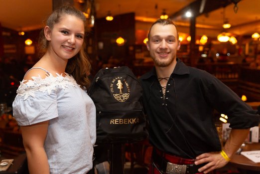 EIn Mann und eine Frau, die einen Rucksack hält mit der Aufschrift "Celtic Heart Dancers" und "Rebekka"