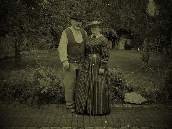 Mann und Frau in Kleidung des 19. Jahrhunderts