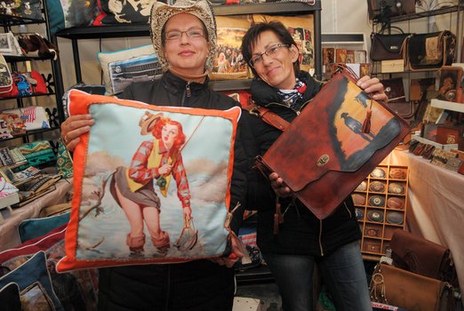 Zwei Frauen mit selbstgemachten Kissen und Tasche