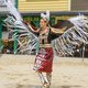 Frau in indianischer Kleidung führt traditionellen Tanz auf