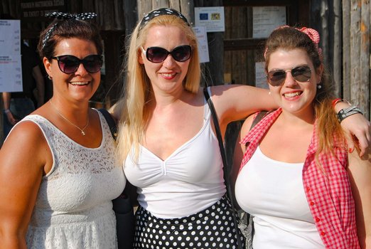 Drei Frauen mit Kleidung im Stil des Rockabilly