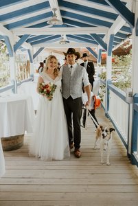 Brautpaar mit Hund auf einer Brücke