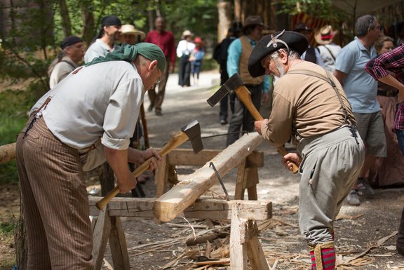 Zwei Männer hacken Holz