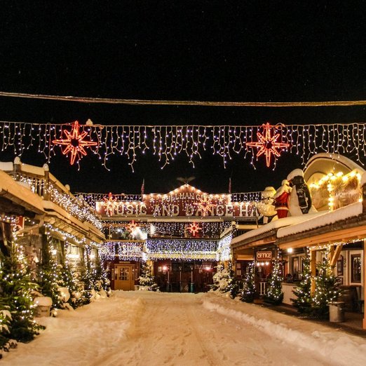 Die Main Street der Westernstadt mit weihnachtlicher Beleuchtung