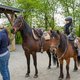 Pferd und Pony mit Reiter in der Westernstadt