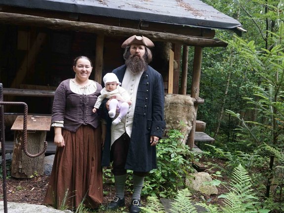 zwei Personen mit Baby in histroischer Kleidung aus 1800