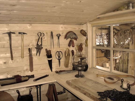Raum mit Werkzeug am der Wand und Arbeitsplatte aus Holz