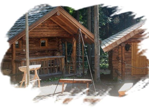 Holzhütte mit Feuerstelle 