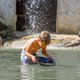 Junge wäscht Gold in einem Teich in der Westernstadt