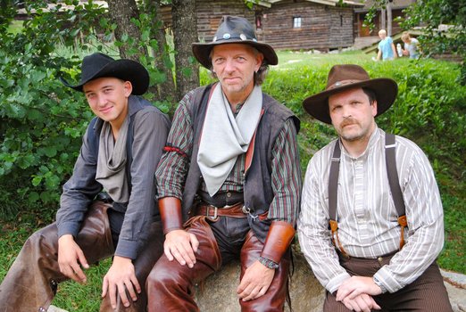 Drei Männer in Westernkleidung