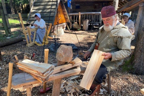 Mann verarbeitet Holz zu Scheiben