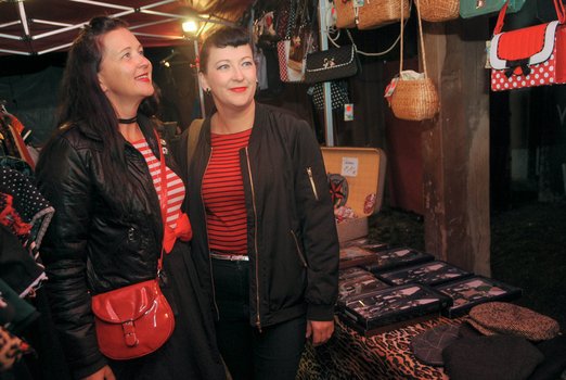 Zwei Frauen in schwarz roter Kleidung