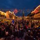 Weihnachtlich beleuchtete Main Street in der Westernstadt