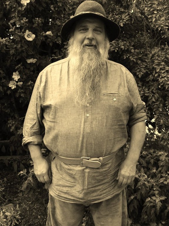 alter Mann mit Bart und Hut