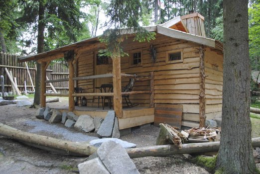 Holzhütte mit Veranda im Wald