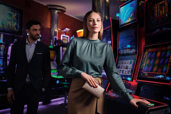 Frau steht an einem Glücksspielautomaten