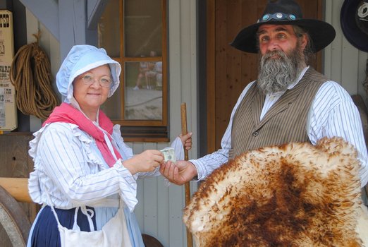 Alte Frau kauft Fell von einem alten Mann