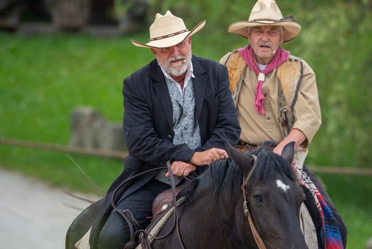 Zwei alte Cowboys auf Pferden